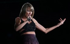 Emo Queen, Taylor Swift, Lip Syncs to Jimmy Eat World In Her New Apple Music Ad