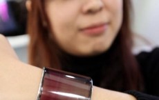 A bracelet-like phone