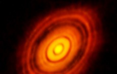 ALMA image of the protoplanetary disc around HL Tauri