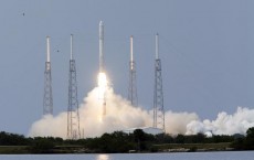 SpaceX Launches Giant Falcon 9 Test Rocket