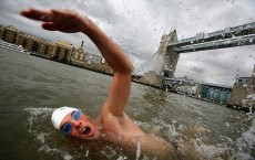 Endurance Swimmer Lewis Gordon Pugh Swims The Thames 